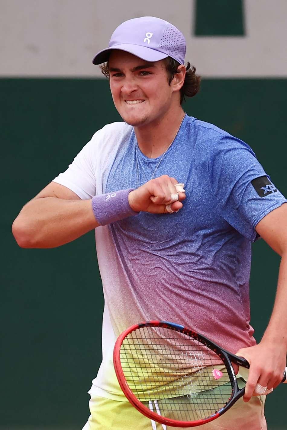 João Fonseca vence Pierre-Hugues Herbert e avança em Roland Garros (Foto: Anne-Christine POUJOULAT / AFP)