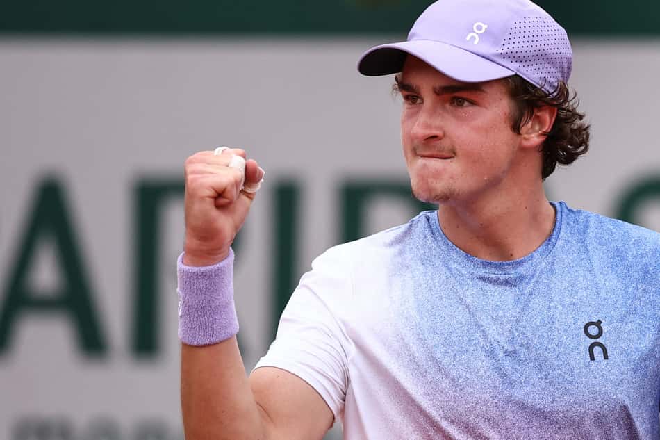 João Fonseca vence Pierre-Hugues Herbert e avança em Roland Garros (Foto: Anne-Christine POUJOULAT / AFP)