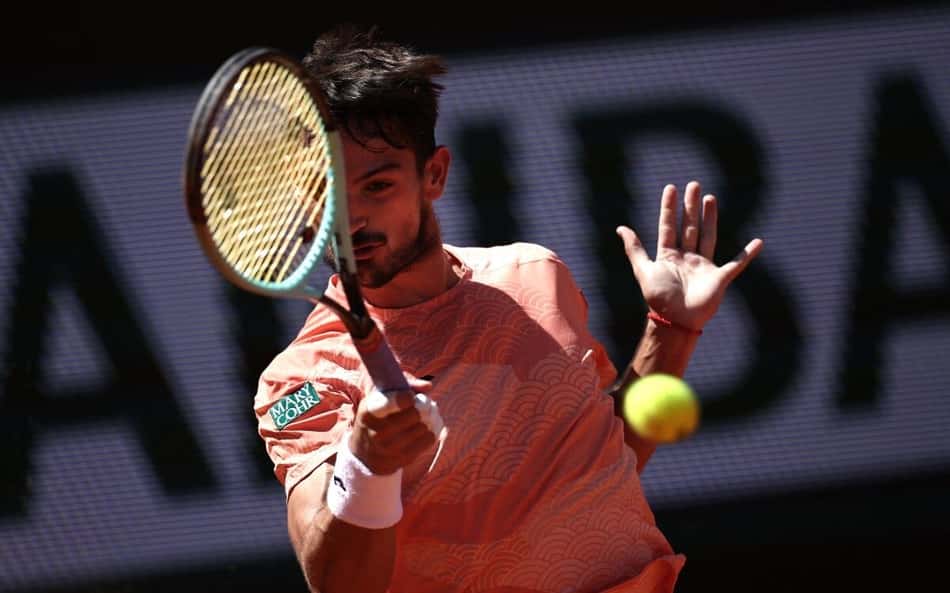 O argentino Mariano Navone na derrota para o italiano Lorenzo Musetti em Roland Garros (Foto: Anne-Christine POUJOULAT / AFP)