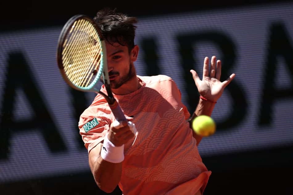 O argentino Mariano Navone na derrota para o italiano Lorenzo Musetti em Roland Garros (Foto: Anne-Christine POUJOULAT / AFP)