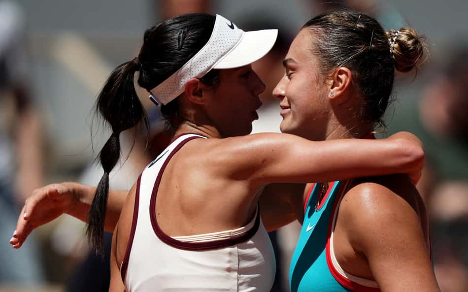 Aryna Sabalenka abraça Olga Danilovic após vitória em Roland Garros (foto: Dimitar DILKOFF / AFP)