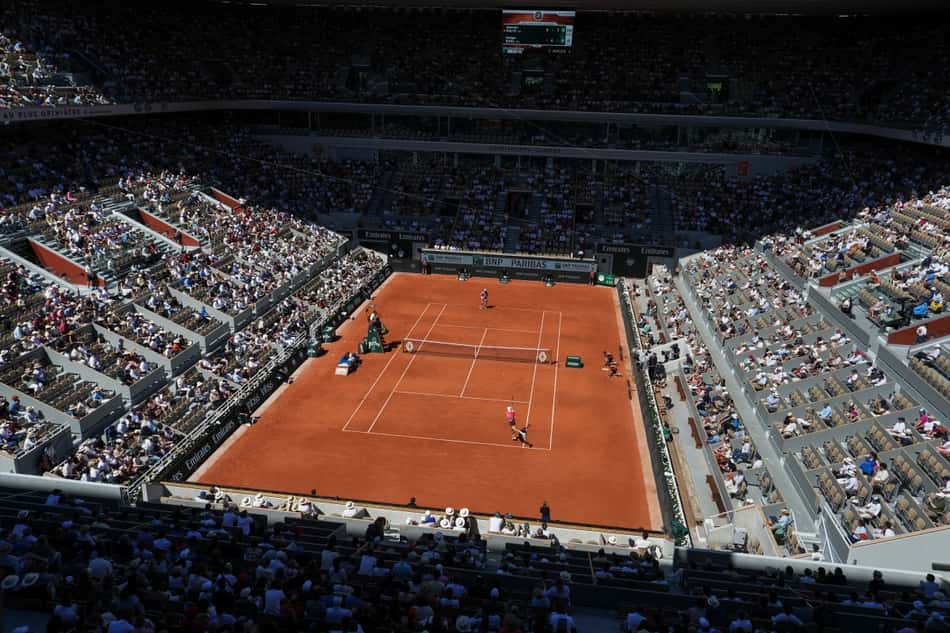 A quadra central de Roland Garros, Philippe Chatrier, na partida entre o dinamarquês Holger Rune e o francês Quentin Halys (Foto: Dimitar DILKOFF / AFP)