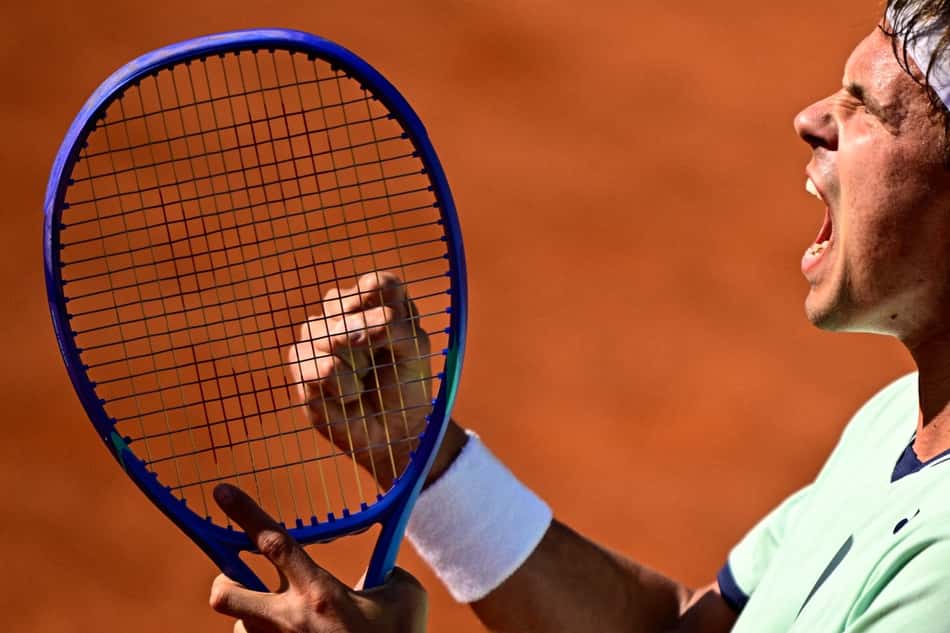 O alemão Daniel Altmaier na partida contra o sérvio Hamad Medjedovic em Roland Garros (Foto: JULIEN DE ROSA / AFP)