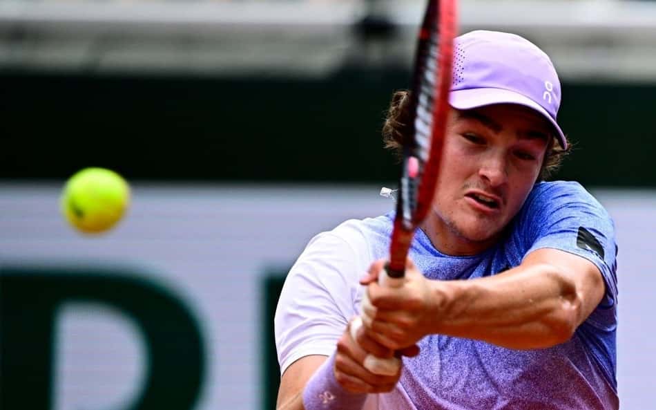 João Fonseca na partida contra o britânico Jack Draper em Roland Garros (Foto: JULIEN DE ROSA / AFP)