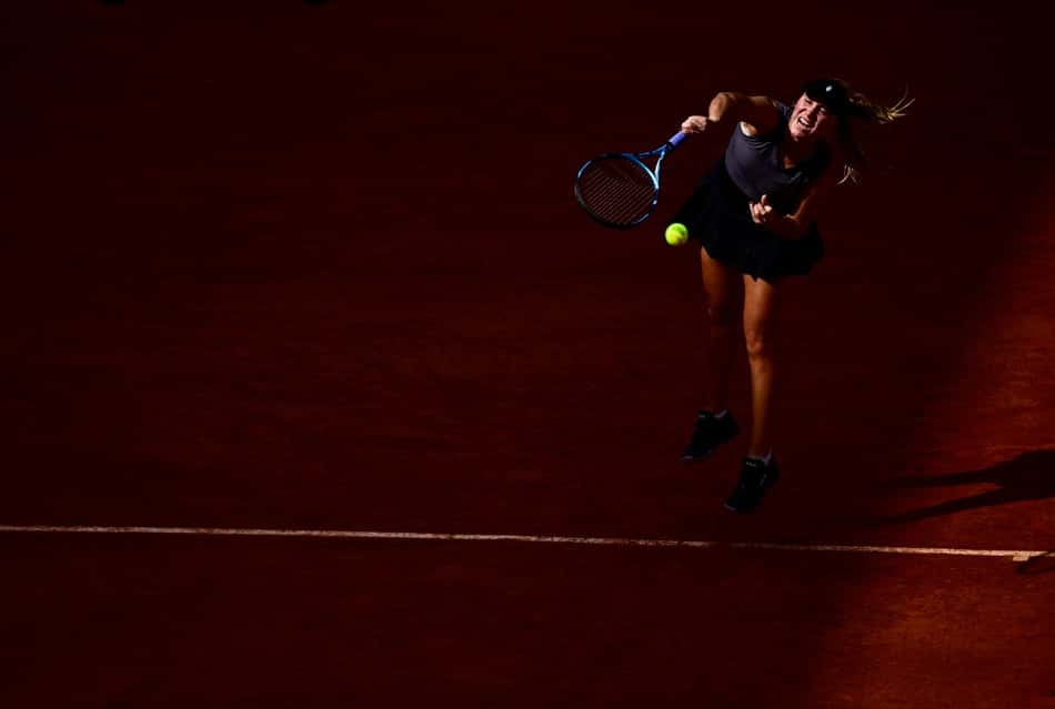 A americana Sofia Kenin saca no duelo com a compatriota Madison Keys em Roland Garros (Foto: JULIEN DE ROSA / AFP)