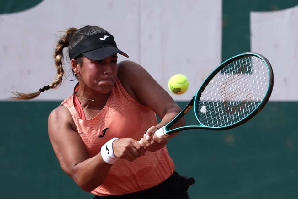 A espanhola Jessica Bouzas Maneiro devolve de backhand contra a americana Hailey Baptiste (Foto: ALAIN JOCARD / AFP)