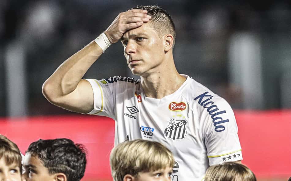 Herói contra o Grêmio em 2023 custa R$ 1 milhão por mês ao Santos sem jogar