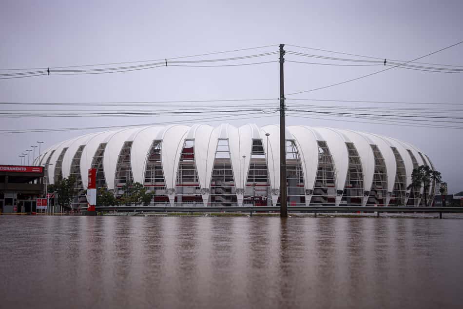 Estádio Beira-Rio cercado pela água