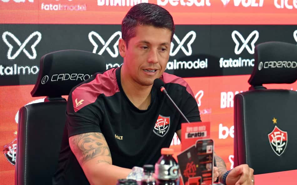 Thiago Carpini em entrevista coletiva Foto: Walmir Cirne/AGIF