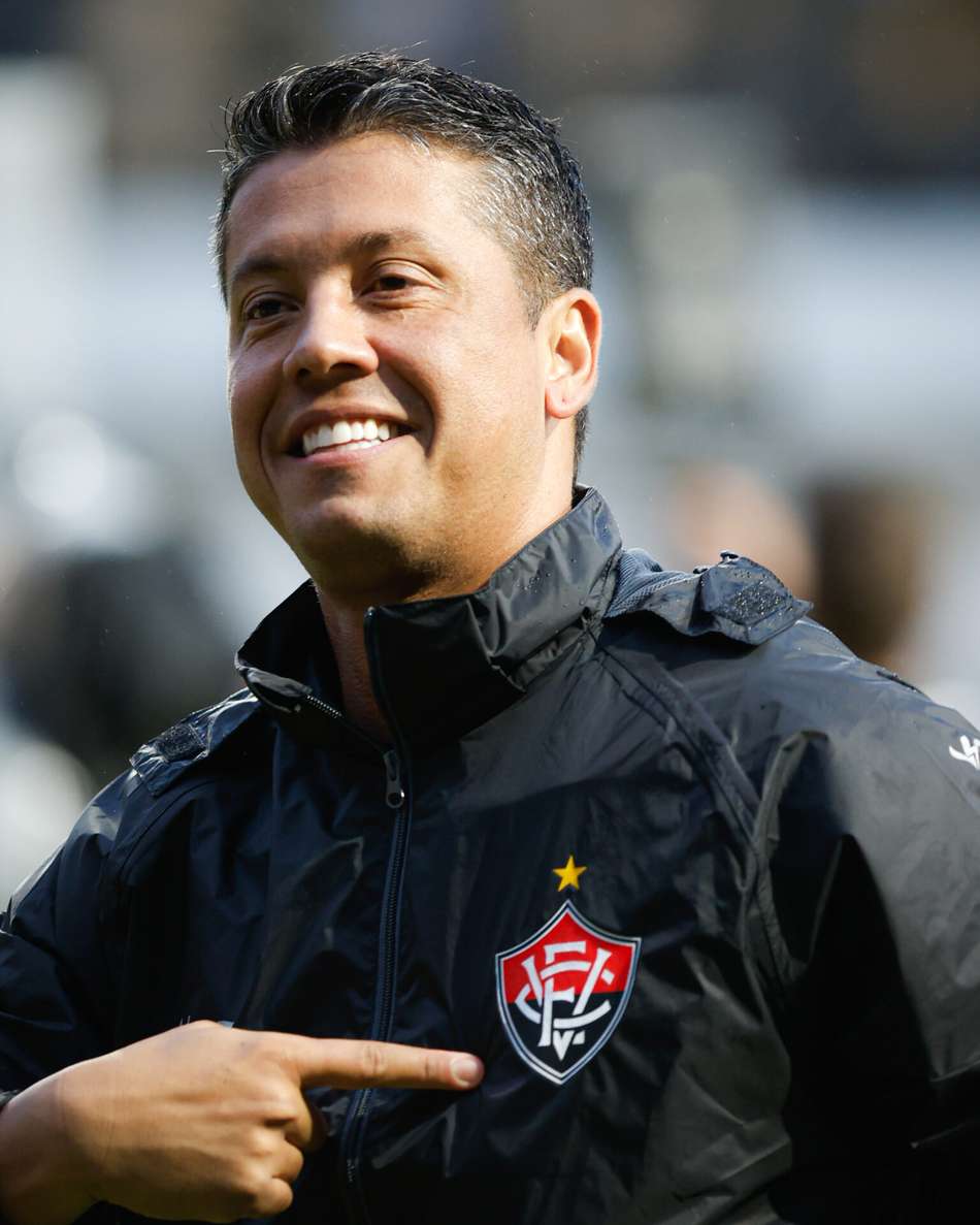 Carpini em Vitória x Criciúma pelo Brasileirão 2024  Foto: Leonardo Hubbe/AGIF