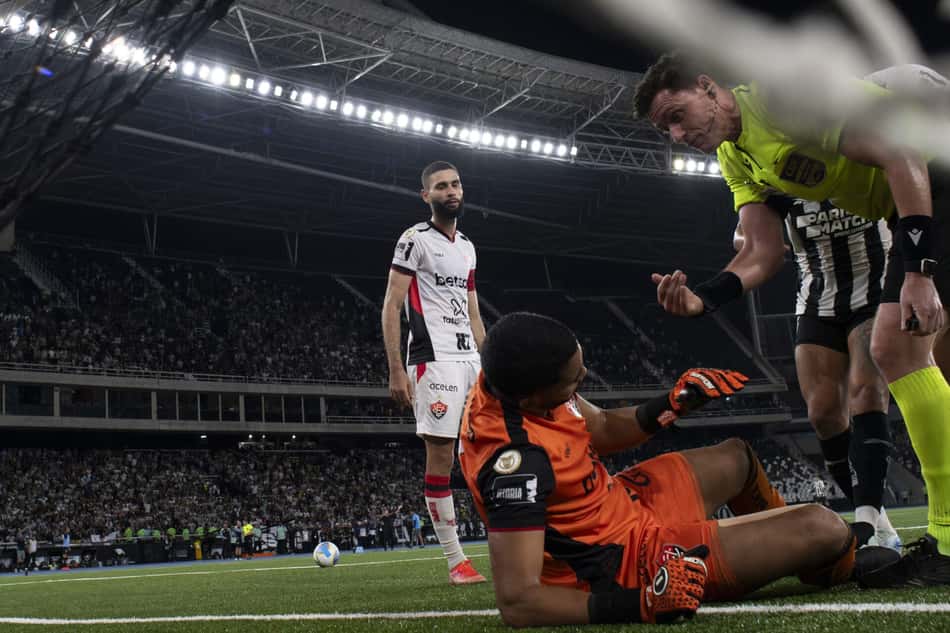 Ramon Abatti Abel reclama com Lucas Arcanjo em Botafogo x Vitória Foto: Jorge Rodrigues/AGIF