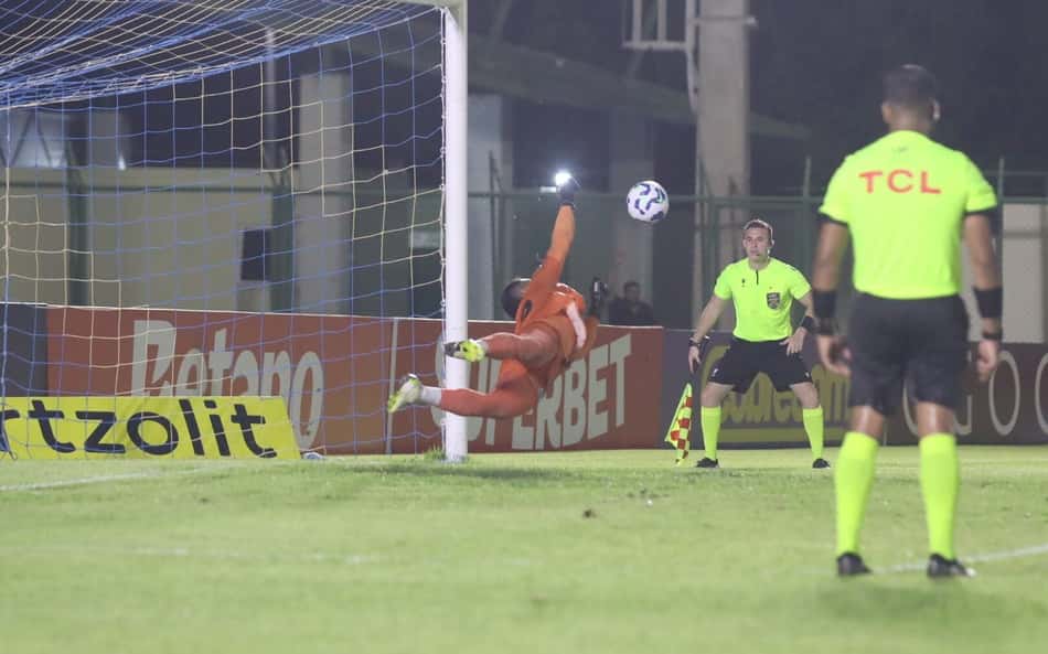 Quem é Rayr Miller, o goleiro pegador de pênaltis