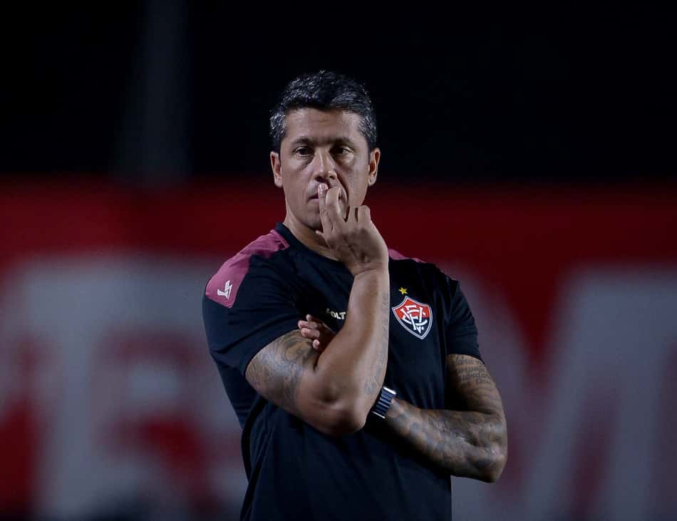 Thiago Carpini comanda o Vitória no Barradão Foto: Jhony Pinho/AGIF