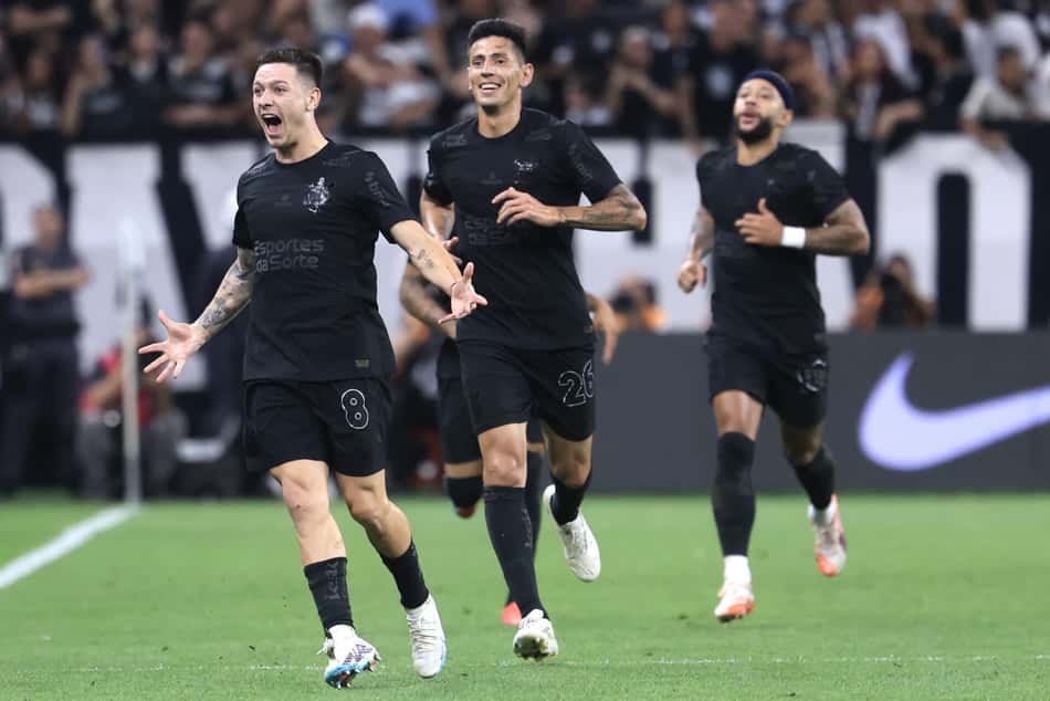 Rodrigo Garro, Fabrizio Angileri e Memphis em duelo do Corinthians e do Santos pelo Campeonato Paulista, na Neo Química Arena. (Foto:Marcello Zambrana/AGIF)