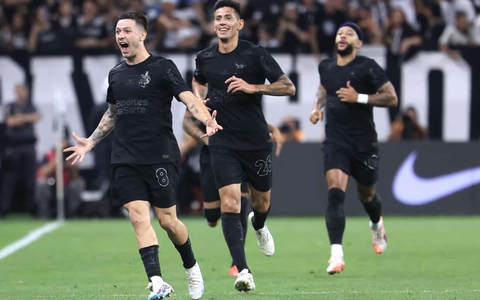 Rodrigo Garro, Fabrizio Angileri e Memphis em duelo do Corinthians e do Santos pelo Campeonato Paulista, na Neo Química Arena. (Foto:Marcello Zambrana/AGIF)
