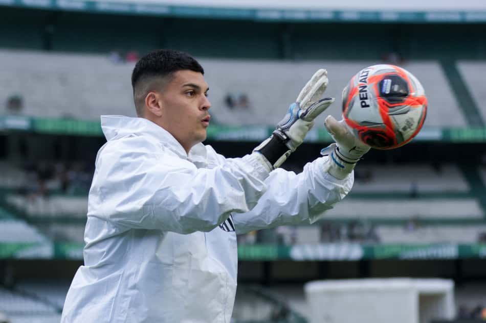 O goleiro do Santos, Gabriel Brazão, tem 57 jogos com a camisa do Peixe. Ele chegou ao clube no começo do ano passado. (Foto: Robson Mafra/AGIF)