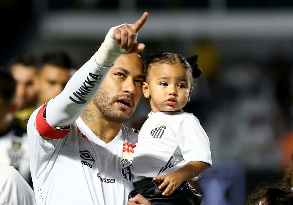 Neymar ao lado da filha Mavie