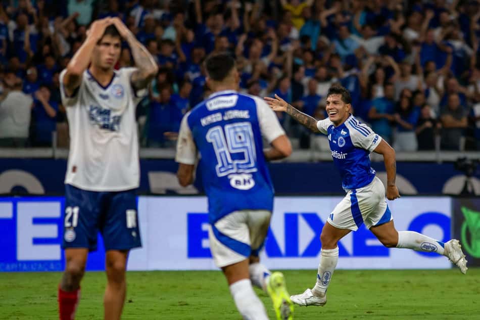 Cruzeiro marca contra o Bahia no Mineirão  Foto: Fernando Moreno/AGIF