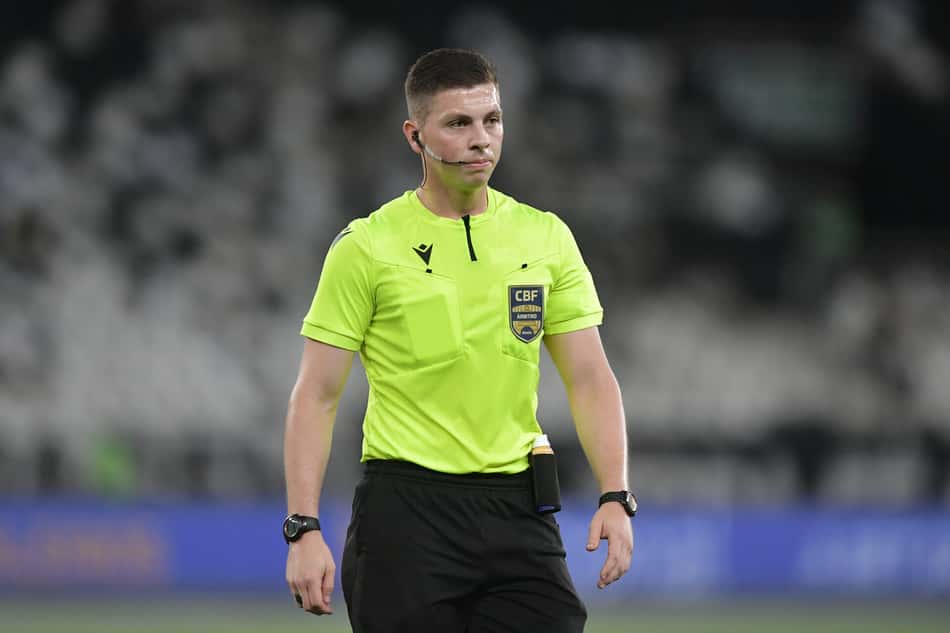 Lucas Casagrande foi o árbitro de Botafogo x Capital (Foto: Thiago Ribeiro/AGIF)