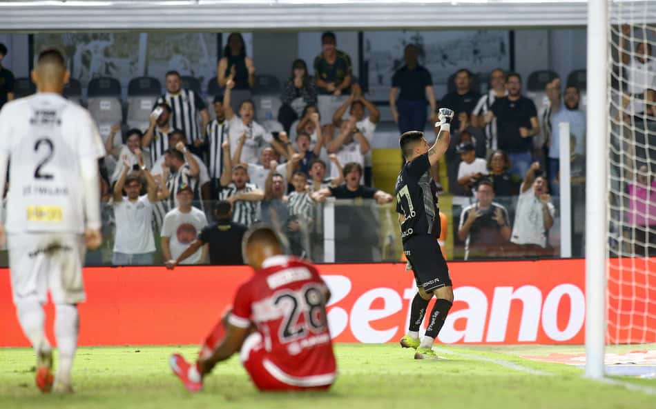 Gabriel Brazão celebra defesa de pênalti do CRB contra o Santos pela Copa do Brasil. (Foto: Mauricio De Souza/AGIF)