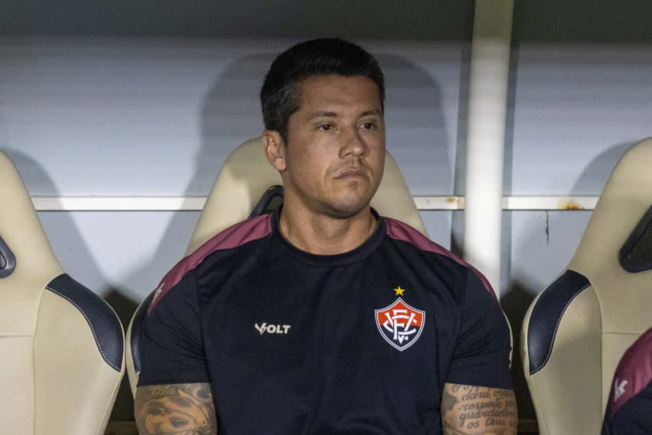 Thiago Carpini no estádio Presidente Vargas Foto: Lucas Emanuel/AGIF