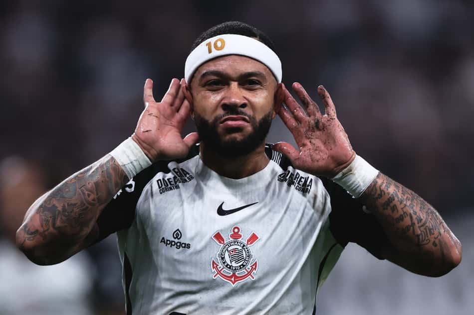 Memphis comemora gol, que foi anulado posteriormente, em Corinthians x Internacional
