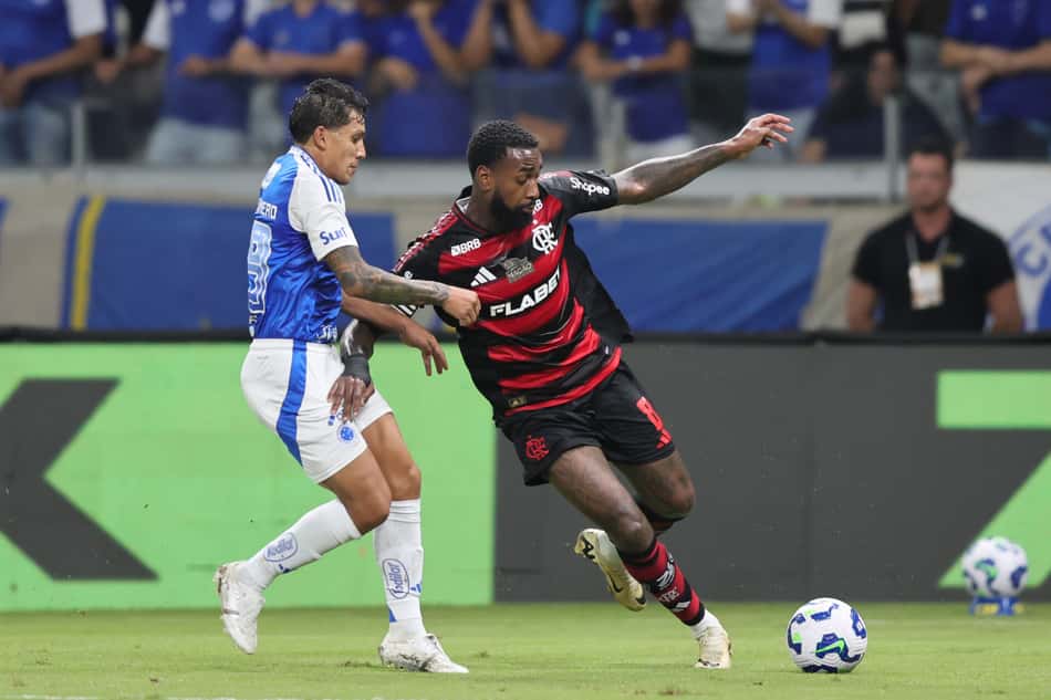 Gerson, do Flamengo, e Lucas Romero, do Cruzeiro (Foto: Gilson Lobo/AGIF)