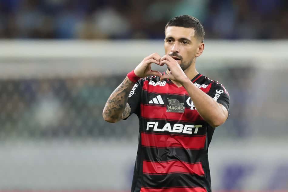 Arrascaeta, meia do Flamengo, comemora gol contra o Cruzeiro (Foto: Gilson Lobo/AGIF)