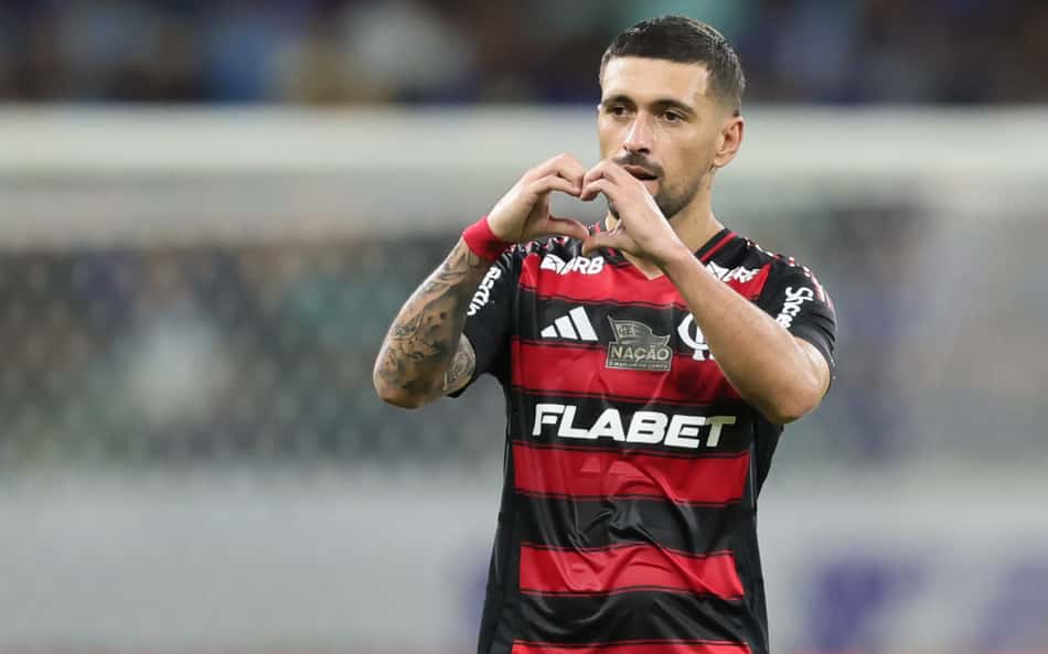 Arrascaeta, meia do Flamengo, comemora gol contra o Cruzeiro (Foto: Gilson Lobo/AGIF)
