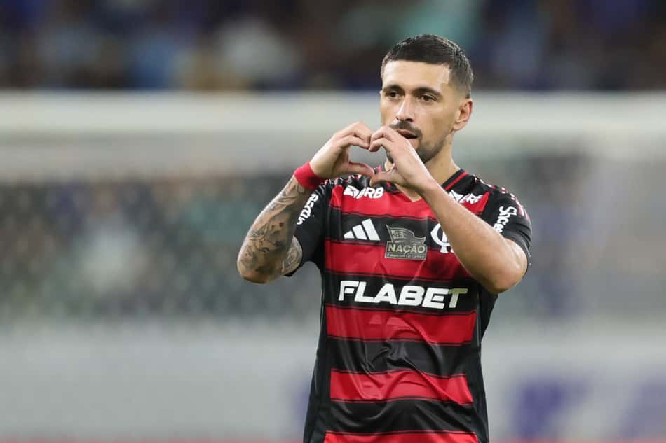 Arrascaeta, meia do Flamengo, comemora gol contra o Cruzeiro (Foto: Gilson Lobo/AGIF)