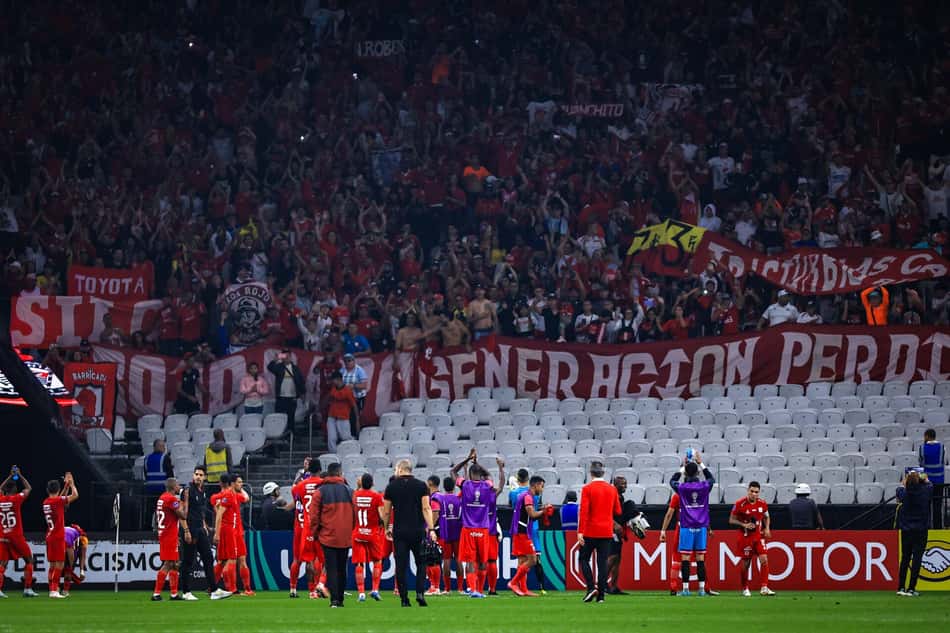 Jogadores do América de Cali festejam com a torcida após empate na Neo Química Arena  Foto: Fabio Giannelli/AGIF
