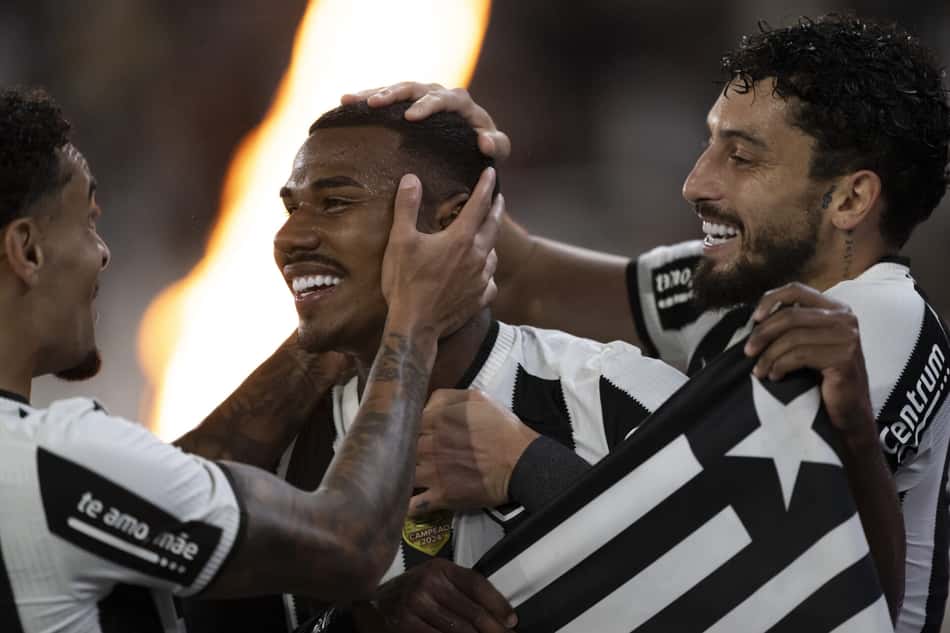 Cuiabano e Alex Telles comemoram gol do Botafogo sobre o Internacional. (Foto: Jorge Rodrigues/AGIF)