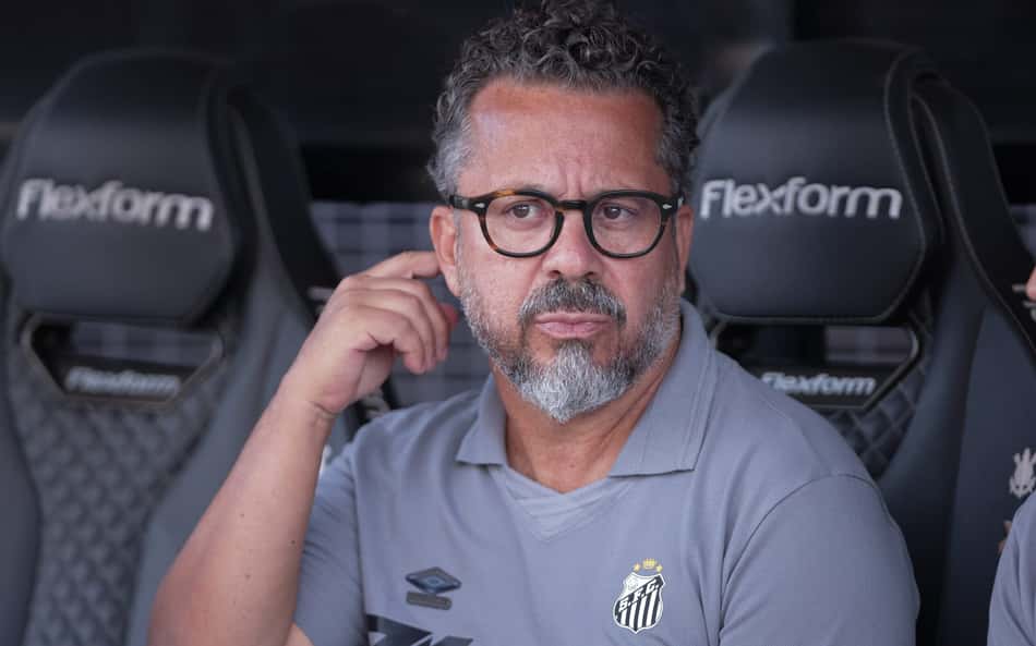 Desgaste, lesões e pressão: Cléber Xavier analisa momento do Santos