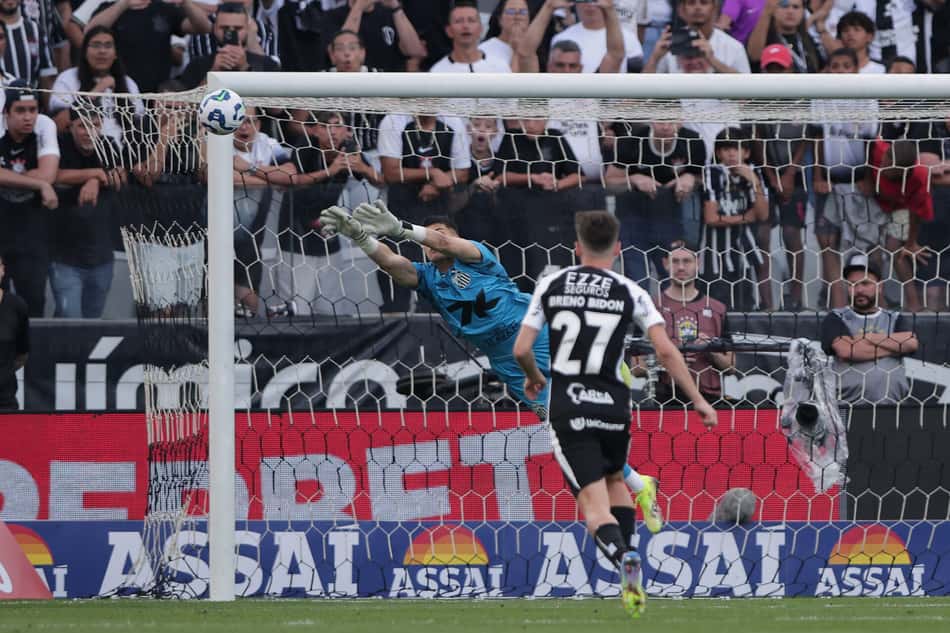 Gabriel Brazão em duelo do Santos contra o Corinthians, na Neo Química Arena. (Foto: Ettore Chiereguini/AGIF)