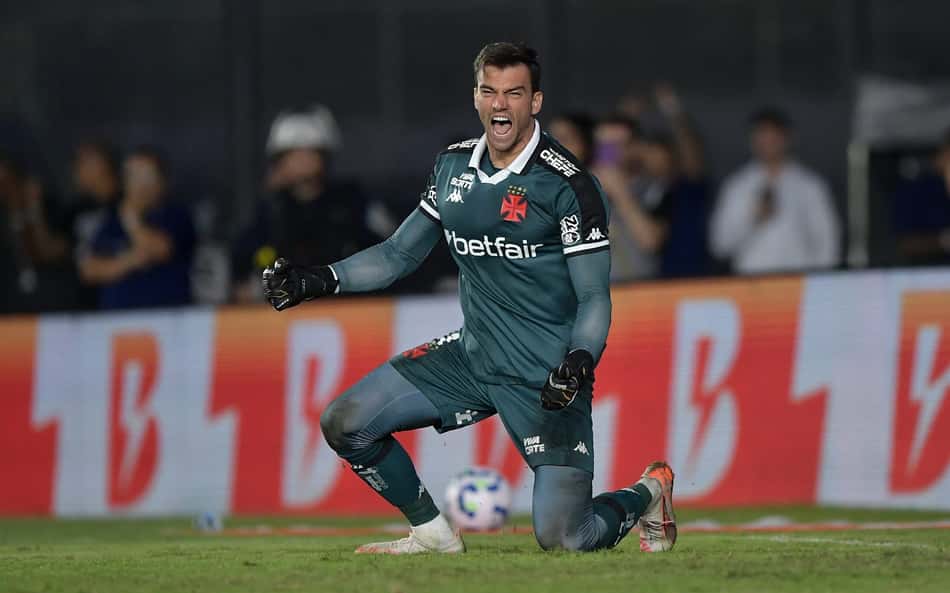 Herói do Vasco, Léo Jardim faz clube embolsar em premiações mais do que investiu na contratação do goleiro