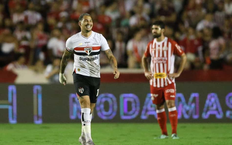 Decisivo na Copa do Brasil, Luciano coleciona marcas com a camisa do São Paulo