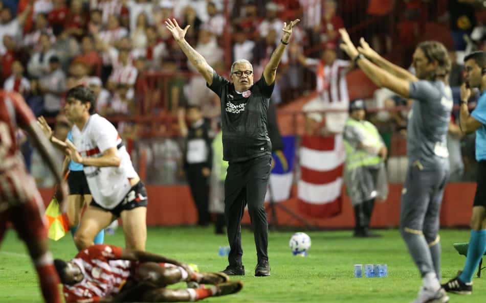 Zubeldía se posiciona sobre expulsão de Ferraresi em decisão do São Paulo