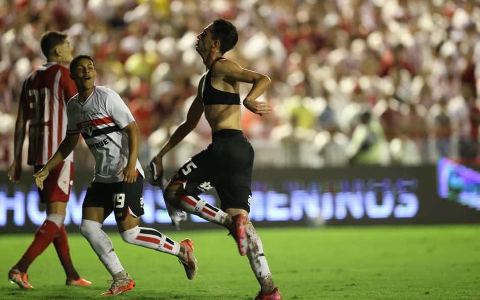 'Nem sabia se estaria aqui': Rodriguinho comemora gol em classificação do São Paulo
