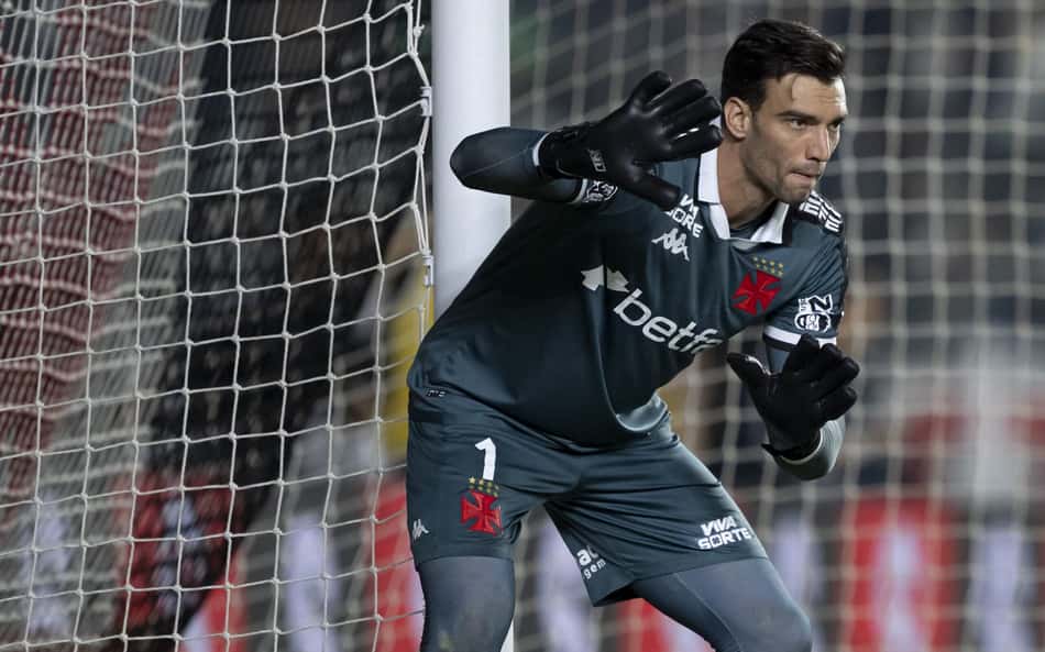 Léo Jardim é exaltado por Diniz e torcedores do Vasco: 'goleiro de Seleção'