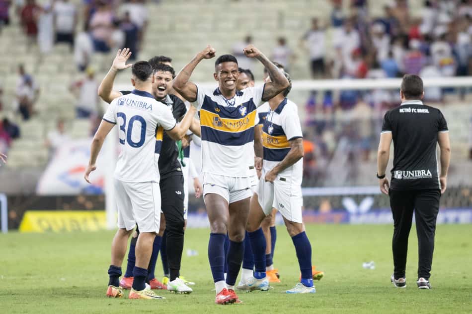 Time do Retrô comemora classificação contra o Fortaleza