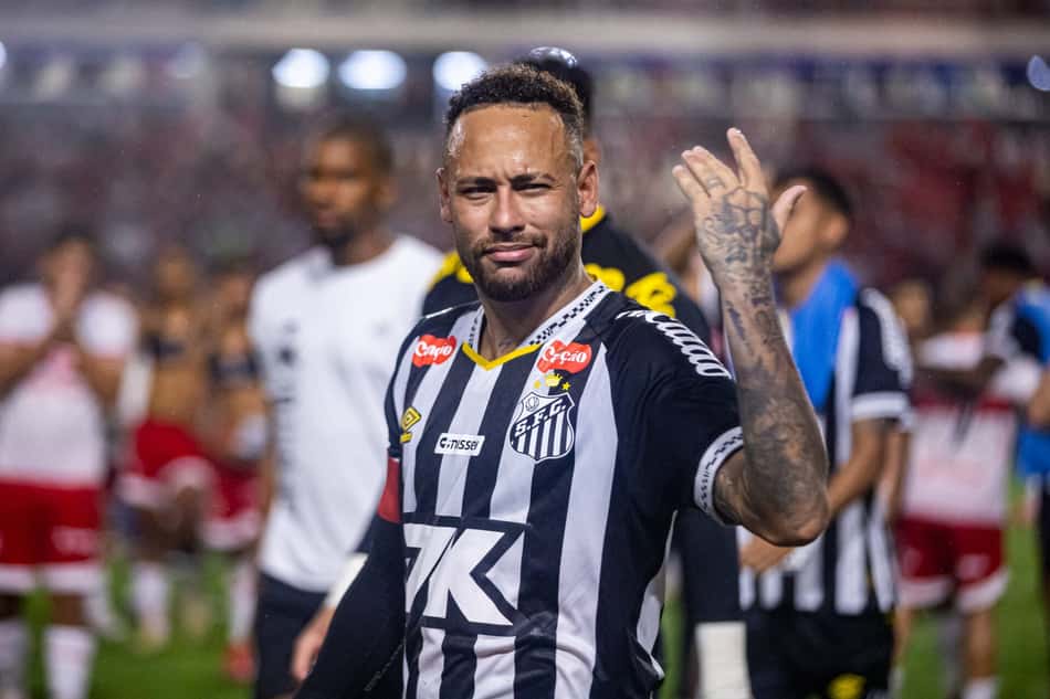 Neymar deixa o campo após a eliminação do Santos na Copa do Brasil (Foto: Itawi Albuquerque/AGIF)