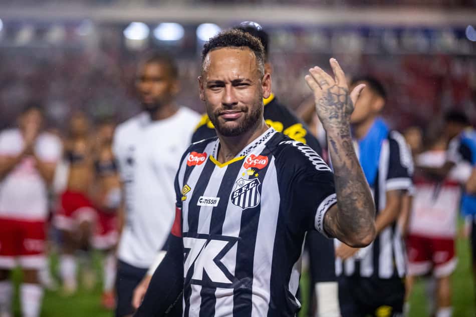 Neymar deixa o campo após a eliminação do Santos na Copa do Brasil (Foto: Itawi Albuquerque/AGIF)
