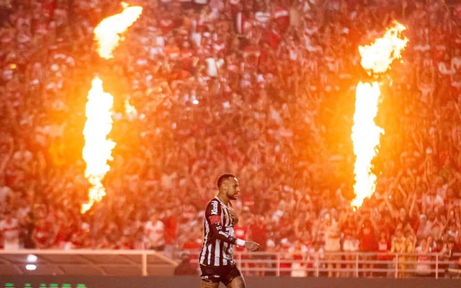 Neymar retorna ao Santos após se recueprar de lesão