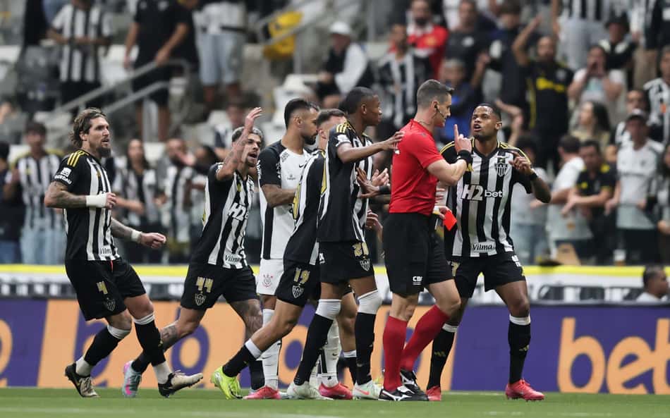 Diretoria do Corinthians protesta contra arbitragem e diz que mudará postura