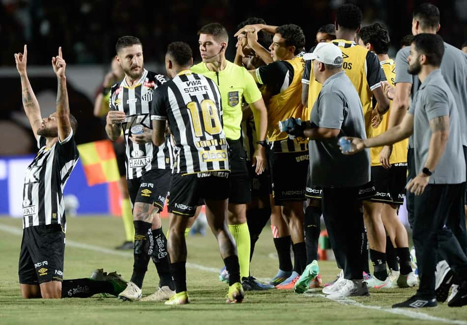 Time do Santos comemora gol de Guilherme contra o Vitória  Foto:  Jhony Pinho/AGIF