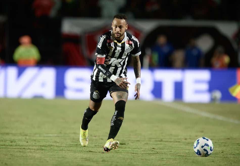 Neymar em ação no jogo do Santos com o Vitória