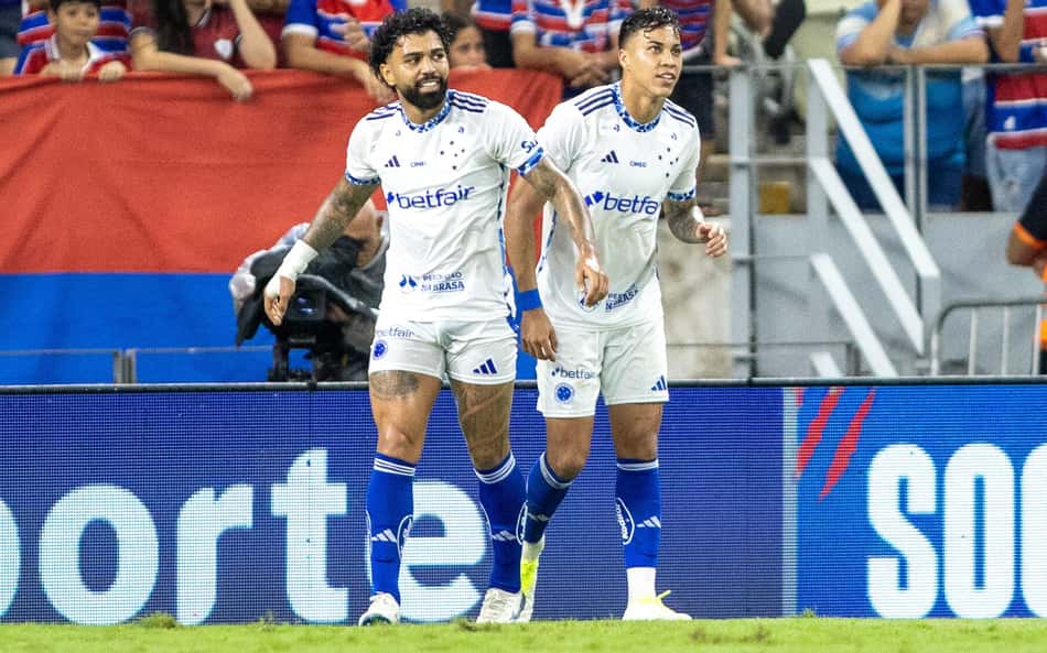 Dupla Gabigol e Kaio Jorge, do Cruzeiro, em jogo contra o Fortaleza, no Castelão (Foto: Baggio Rodrigues/AGIF)