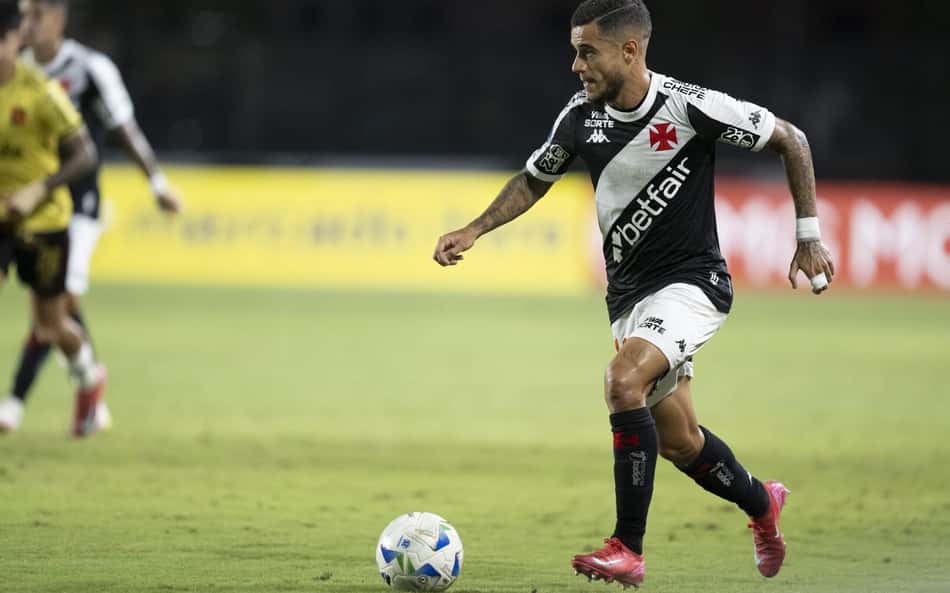 Coutinho evitar falar em renovação com Vasco: 'Preocupação nos jogos que estou aqui'