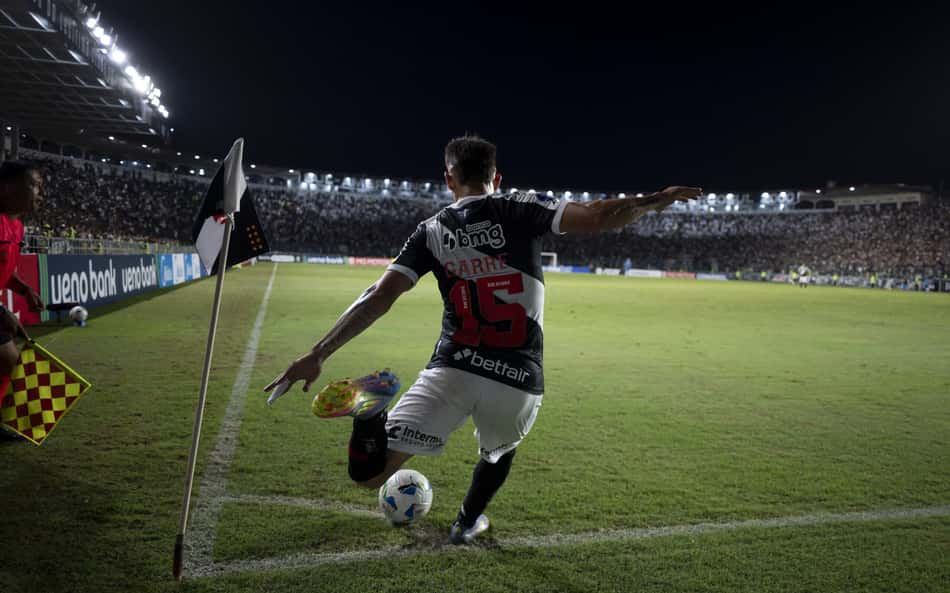 Garré ganha primeiros minutos com Diniz no Vasco e se coloca como opção diante da escassez no setor da criação
