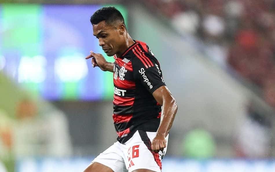 Alex Sandro fala sobre calendário no Brasil: 'Temos que estar preparados para tudo'
